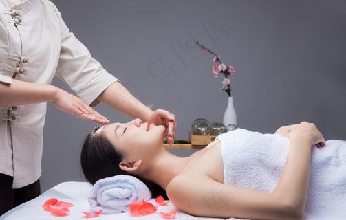 养生SPA甜美美女做头部按摩图片