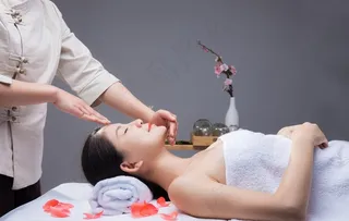 养生SPA甜美美女做头部按摩图片