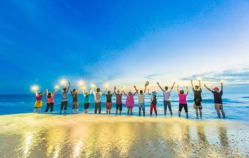 海边欢乐的一群人图片