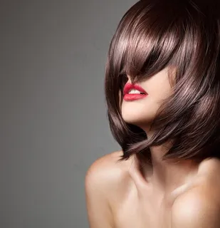 被头发盖住双眼的红唇美女高清图图片