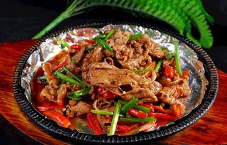 铁板芹菜牛肉图片