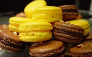 柠檬味与巧克力味的派图片