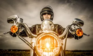 骑摩托的男子图片