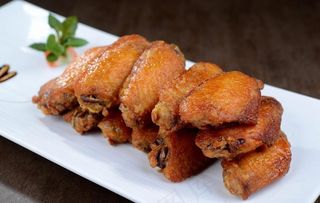 蒜香鸡翅中图片