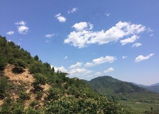 蓝天白云青山图图片