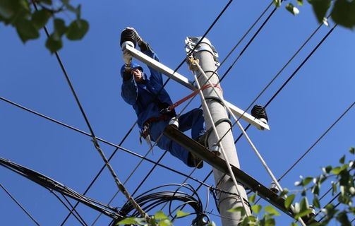 电杆工作图片