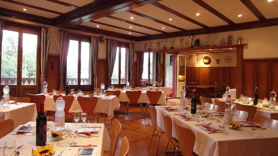 大厅，餐桌，椅子，眼镜，吃，喝