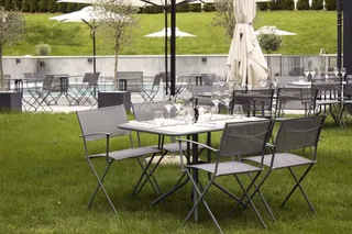 餐厅，桌子，椅子，草，午餐，设置