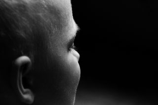 人类，儿童，意见，肖像，脸，单色，耳朵