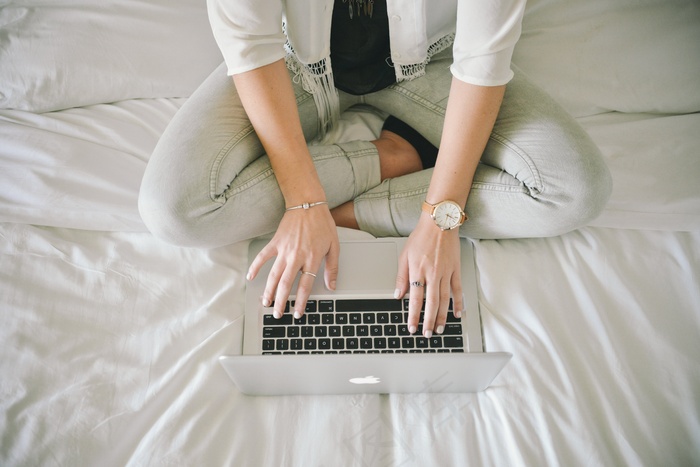 美女,上衣,人物特写,电脑,盘腿,时尚双腿笔记本工作