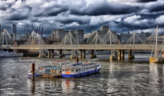 建筑夜景,江河,桥梁,风景,金属栏杆,伦敦塔桥在日落时