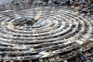 石头，卵石，水，波，透明，表面