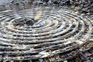 石头，卵石，水，波，透明，表面