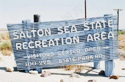 卡通动漫人物,屏幕截图,户外广告牌,图画,居民楼,标志字体文字