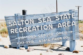 卡通动漫人物,屏幕截图,户外广告牌,图画,居民楼,标志字体文字