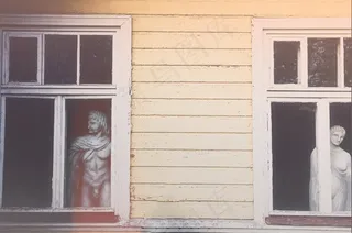 门,窗,卷帘门,窗户,柜子,窗户上的雕塑