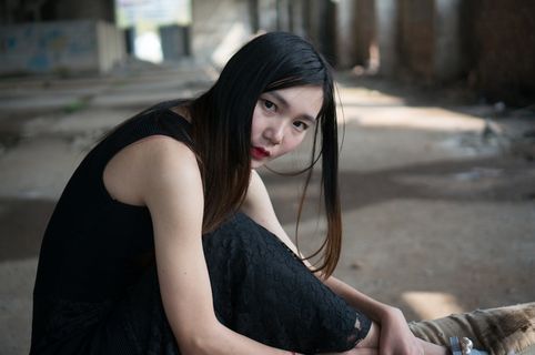 女孩，女性，穿着黑色裙子的妇女