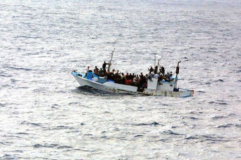 靴子，水，难民，逃生，庇护，政治上