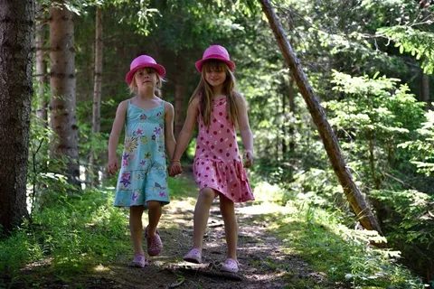 人类，儿童，女孩，帽子，在一起，友谊，离