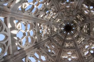 东塔，从底部开始，充满活力