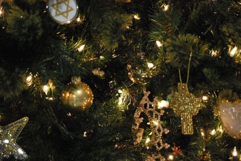 树,都市夜景,洞穴溶洞,灯,星云,圣诞装饰品与十字架和大卫的明星