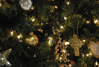 树,都市夜景,洞穴溶洞,灯,星云,圣诞装饰品与十字架和大卫的明星