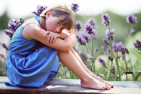 人,人的,女性,女孩,金发,银行,花草甸 人,人的,女性,女孩,金发,银行,花草甸