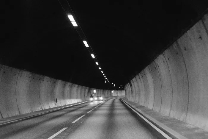 隧道，道路，路面，汽车，摩托车，摩托车