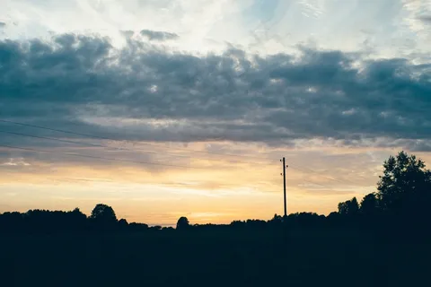 天空,霞光,卷积云,雨云,风景,日落时的电线杆和电源线 天空,霞光,卷积云,雨云,风景,日落时的电线杆和电源线