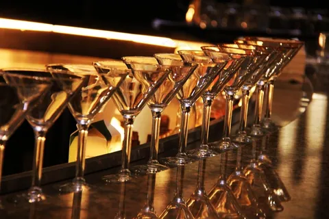 马提尼酒杯，酒杯，酒吧，酒精，酒