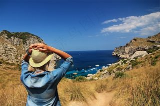 海洋,湖泊,山峦,峡谷,卡通动漫人物,妇女的画象看海湾的草帽的