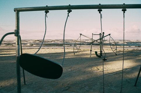 观景阳台,椅子,跳跳床,阳台,金属栏杆,海边的秋千