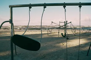 观景阳台,椅子,跳跳床,阳台,金属栏杆,海边的秋千