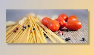 意大利面，西红柿和五彩辣椒