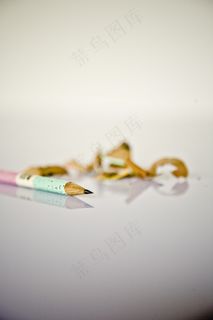 卷笔刀木切在白色背景上