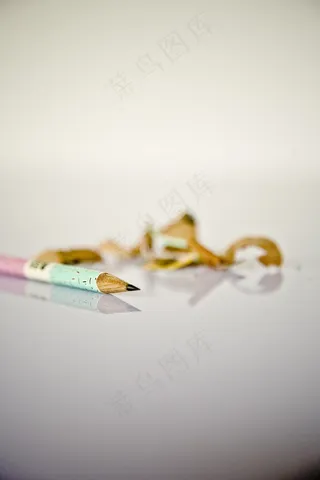 卷笔刀木切在白色背景上