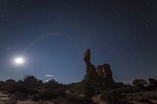 岩石，沙漠，夜，月光，满月，月亮，星星