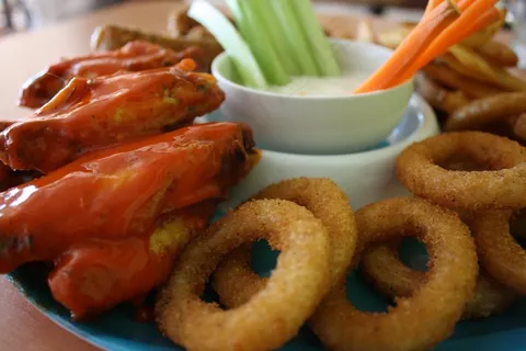 洋葱圈,鸡肉,食物,膳食,晚餐,午餐,肉 洋葱圈,鸡肉,食物,膳食,晚餐,午餐,肉