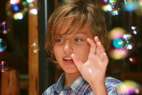 男孩，泡泡，玩