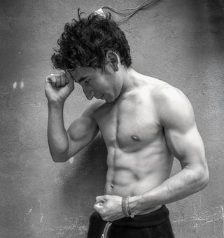 赤膊男子的黑白肖像