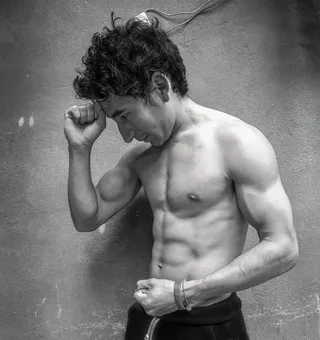 赤膊男子的黑白肖像