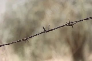 铁丝网，铁丝网，倒钩铁丝网，铁丝网，倒钩，*