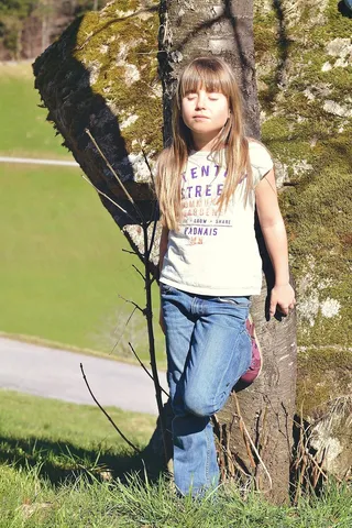 人类，儿童，女孩，金发，长长的头发，树，石头