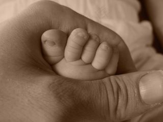 婴儿,凳子,手,泰式按摩,手指甲,父亲牵着小儿子的脚