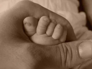 婴儿,凳子,手,泰式按摩,手指甲,父亲牵着小儿子的脚