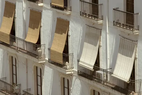 建筑,外立面,窗户,百叶窗,阳台,阴影 建筑,外立面,窗户,百叶窗,阳台,阴影