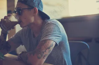 家伙，男子，纹身，T恤，饮料，梅森罐子，太阳镜