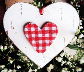 心形图片，心形吊坠，两颗心，原木拖车