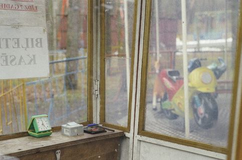 窗户,柜子,门,玄凤鹦鹉,纸币,老游乐园