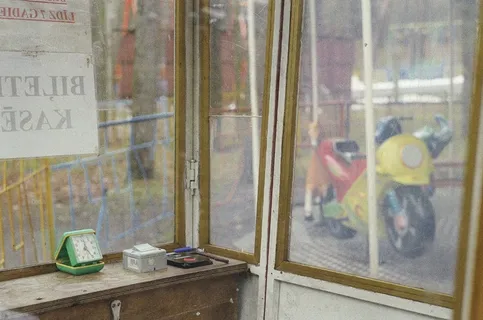 窗户,柜子,门,玄凤鹦鹉,纸币,老游乐园